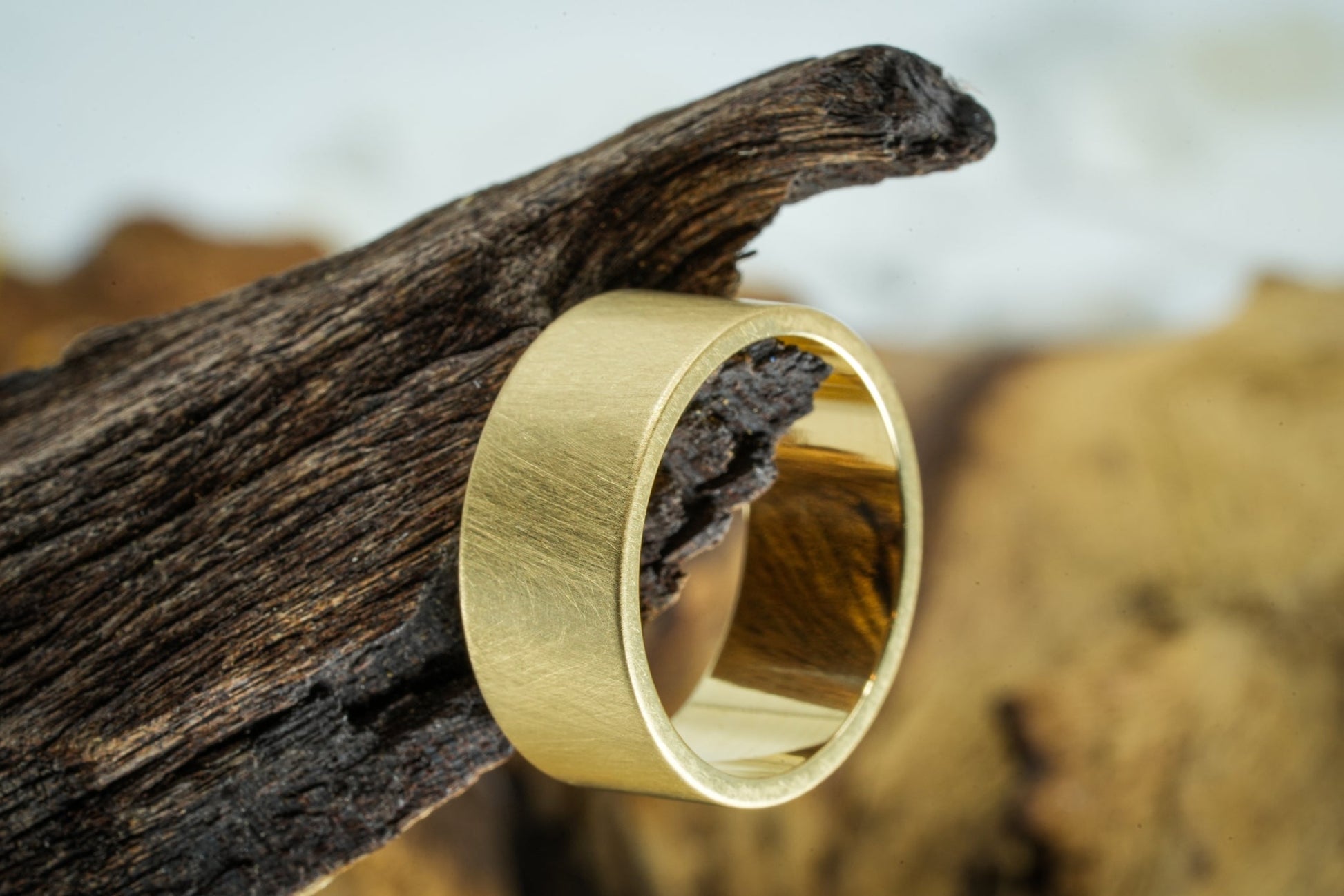 distressed 14k gold ring "Kaler" wood display